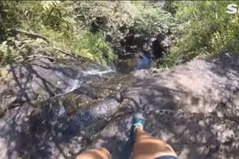 Phấn khích vì cảnh đẹp, cô gái tự "giết mình" vì điều...