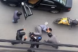 Lộ nguyên nhân vụ tài xế bị lôi khỏi ô tô, đánh dã man trên đường