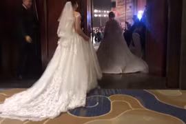 Cưới con gái, mẹ cùng mặc váy cô dâu và lý do rưng rưng...