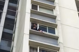 Giải cứu bé gái ngồi ban công tầng 6 CC Ecopark gào khóc "mẹ ơi"