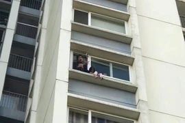 Giải cứu bé gái ngồi ban công tầng 6 CC Ecopark gào khóc "mẹ ơi"