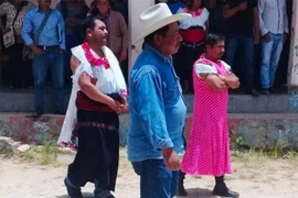 "Quý ngài" thị trưởng mặc váy đi làm, "lộ" lý do bất ngờ