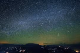 Loạt ảnh mưa sao băng Geminids vừa diễn ra đẹp lung linh