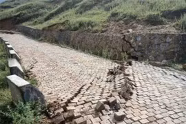 Thấy đường lạ, người đàn ông quyết không đi tiếp, ngăn được điều kinh hoàng 