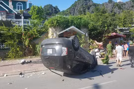 Xe 7 chỗ lật ngửa sau cú tông 8 xe máy