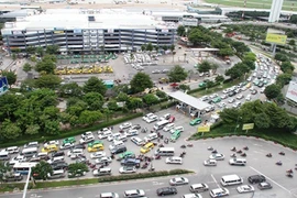 "Chóng mặt" khi đến sân bay Tân Sơn Nhất ngày cận Tết 