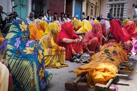 Đưa xác lên giàn thiêu, chàng trai "bật nắp quan tài" sống dậy