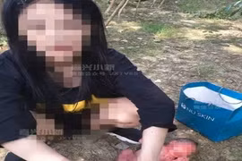 Chuyện lạ hôm nay: “Sốc” bé gái 15 tuổi đi vệ sinh đẻ con trong bụi