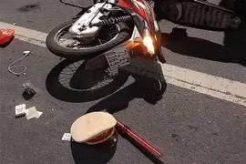 Thiếu tá CSGT bị xe máy tông trúng khi kiểm tra tô tô chạy quá tốc độ