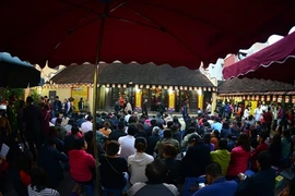 Ảnh: Hàng nghìn người ngồi giữa đường giải hạn sao La Hầu