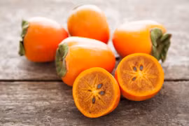 Thấy quả hồng có đốm đen định vứt, "té ngửa" phát hiện suýt vứt đống tiền