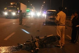 Tông vào xe du lịch, nam thanh niên chết thảm trên cầu