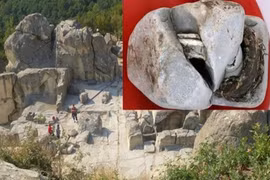 Cận cảnh vật thể bí ẩn như máy biến áp niên đại 20.000 năm