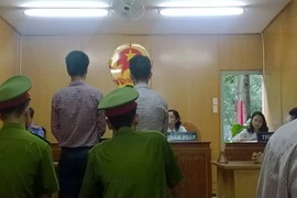 Giảm án cho 2 người cướp tiền bà bán bánh mì 