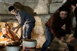 Sửa nhà vệ sinh, bất ngờ tìm thấy điều choáng váng