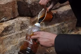 Kỳ lạ dân TQ đổ xô đi lấy "nước thánh" từ núi chảy ra