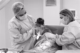 Bác sĩ say rượu vẫn đi mổ đẻ và cái kết bàng hoàng