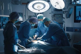 Ngỡ ngàng cô gái bình tĩnh vừa phẫu thuật não vừa xem máy tính bảng