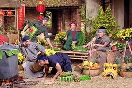 Ngô Thanh Vân áo yếm, khăn mỏ quạ nấu bánh chưng cùng chàng trai 365