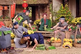 Ngô Thanh Vân áo yếm, khăn mỏ quạ nấu bánh chưng cùng chàng trai 365