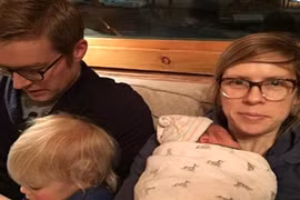 Vừa sinh xong vài giờ, nữ bác sĩ vẫn tự cầm dao mổ đẻ cho bệnh nhân