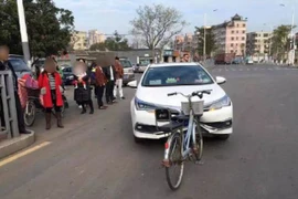Tai nạn lạ nhất: Xe đạp đâm ô tô và kết không thể hiểu...