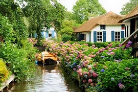 Ngỡ ngàng ngôi làng cổ tích đẹp không thể rời mắt