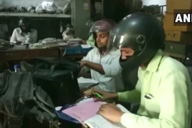 Kỳ quặc nhân viên ngồi trong nhà cũng đội mũ bảo hiểm là vì...