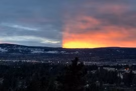 "Cực độc" khoảnh khắc âm dương giao thời kỳ bí trên bầu trời