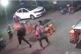 Chuyện lạ hôm nay: Hào phóng trả tiền cơm hộ... bị đánh suýt chết