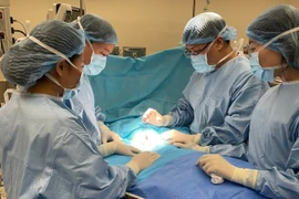 Bé 3 tuổi bỏng thực quản do uống nhầm nước tro tàu