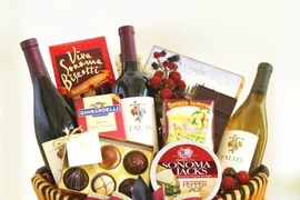 Bí kíp chọn quà Tết biếu bố mẹ chồng giúp “dâu thảo” ghi điểm