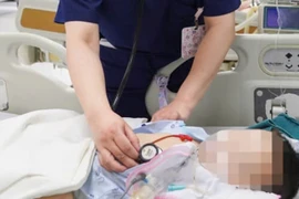 Hôn mê, suy giảm tri giác do uống nhầm dầu thắp đèn bàn thờ