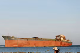 Đến Ninh Thuận, check-in “tàu mắc cạn“