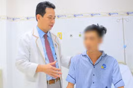 Diễn xiếc nuốt kiếm dài hơn 40cm, nam thanh niên bị đâm thủng thực quản