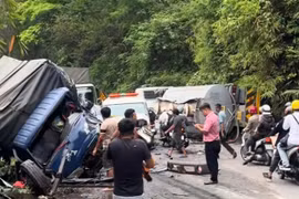 Xe bồn chở hóa chất gây tai nạn liên hoàn trên đèo Bảo Lộc