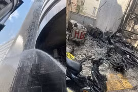 Cứu người khỏi thang máy ngập khói trong vụ cháy lớn ở Thái Hà