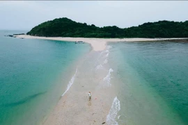 Con đường đi bộ giữa biển độc đáo ở Hòn Cá Chép