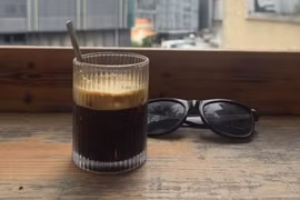 Khách Tây say “đứ đừ” khi lần đầu uống cà phê đen đá Việt