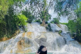 Hè về, lên Hòa Bình tắm thác Trăng mát rượi 