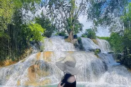 Hè về, lên Hòa Bình tắm thác Trăng mát rượi 