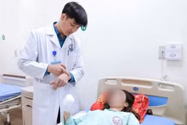 Người phụ nữ nhập viện với bàn tay bị kẹt cứng trong máy xay thịt