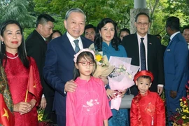 Tổng Bí Thư và Phu nhân bắt đầu thăm chính thức Cộng hòa Singapore