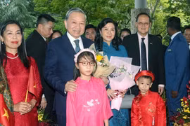 Tổng Bí Thư và Phu nhân bắt đầu thăm chính thức Cộng hòa Singapore