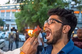 Video: Đến Ấn Độ, ăn thử 'trầu lửa' bốc cháy như siêu nhân