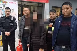 Cảnh sát hộ tống người phụ nữ xách 13 tỉ đồng tiền mặt về quê ăn Tết