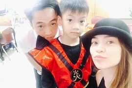 Nhóc tì nhà sao Việt thân với người yêu của bố mẹ sau li hôn