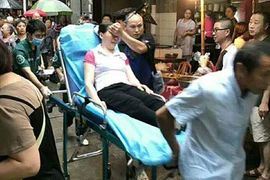 Video: Đến nhà hàng ăn tối, về với thanh mài dao chọc thẳng vào mắt