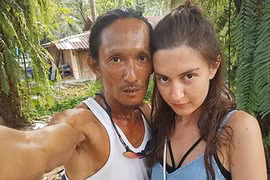 "Người rừng" sống trong hang động nhưng toàn tán được gái xinh