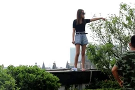 Phẫu thuật thẩm mỹ hỏng, cô gái ‘hận đời’ đòi tự tử 